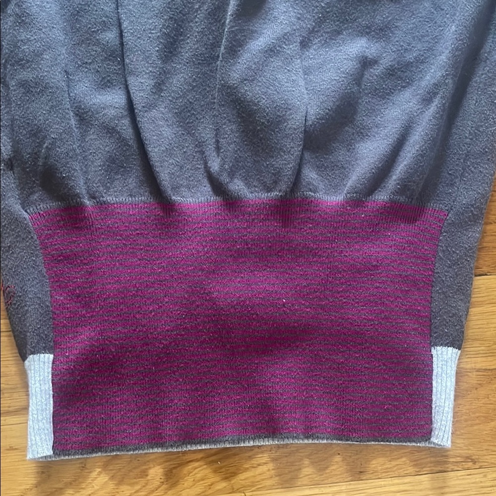 Chic V-Neck Sweater with Pink Trim - Picture 6 of 8